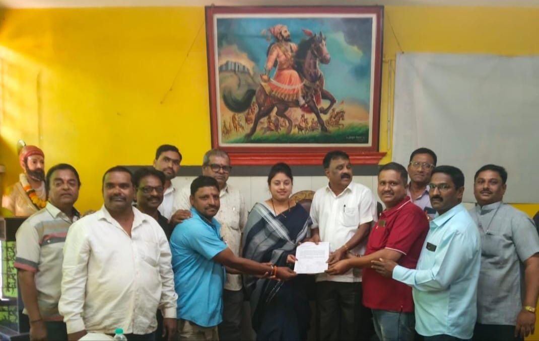 Traders are worried about the dust problem in Ajra Request to the Nagar Panchayat to start water tankers